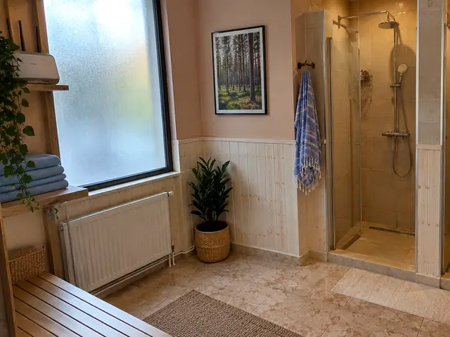 Duş kabinleri ve bank bulunan hamam öncesi alan — Mehterçeşme, Masaj Salonun